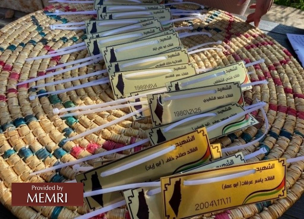 Pancartas que conmemoran a los mártires, a ser colocadas en los recién plantados árboles; una de ellas conmemora a Dalal Al-Mughrabi