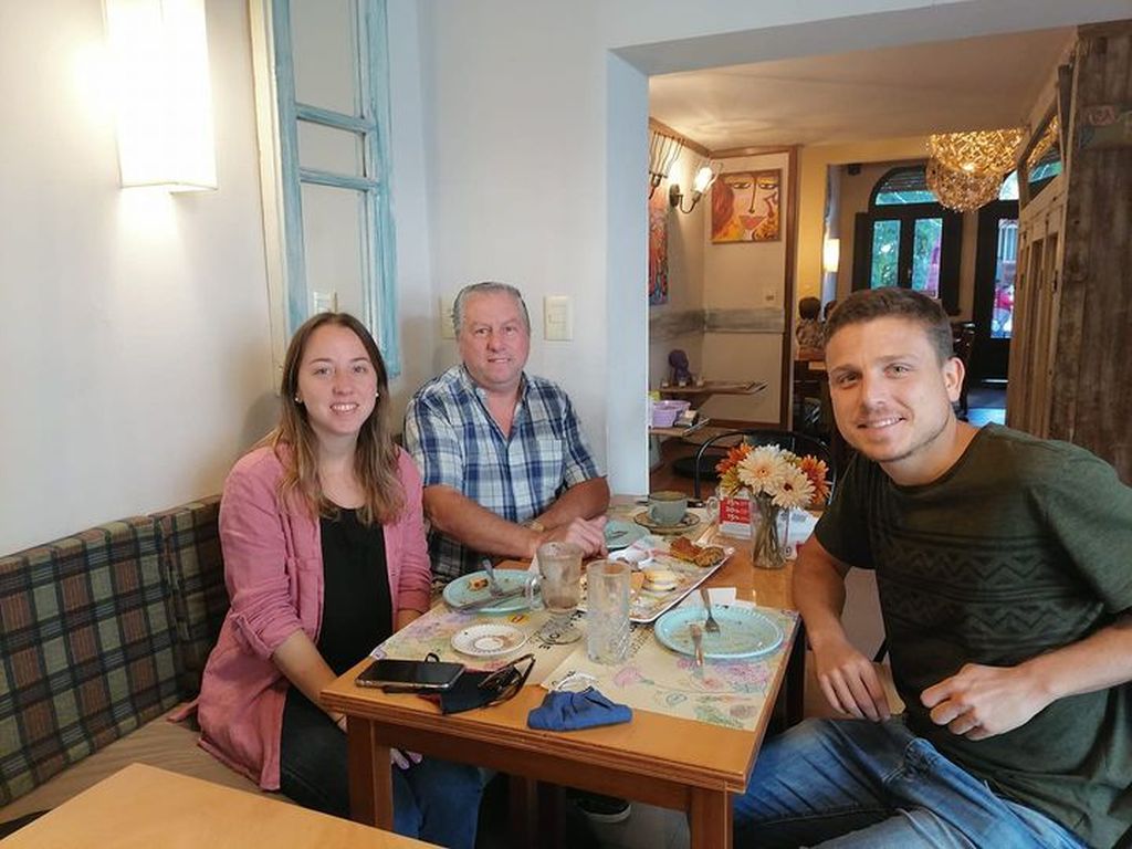 Una foto reciente de Daniel con sus dos hijos, Liat y Ioni