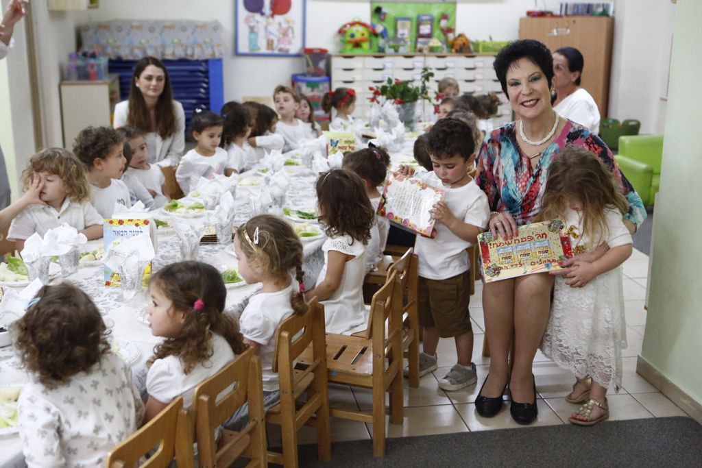 Rivka en una de las tantas instituciones de WIZO, con niños, en una actividad de Pesaj