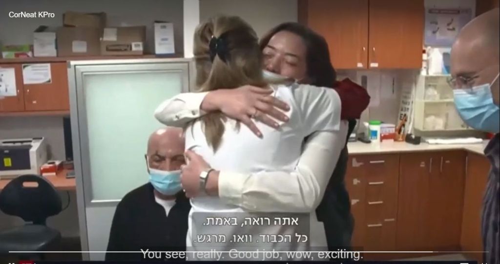 La hija, Hulad, con la Dra. Behar, al confirmarse que su padre puede ver