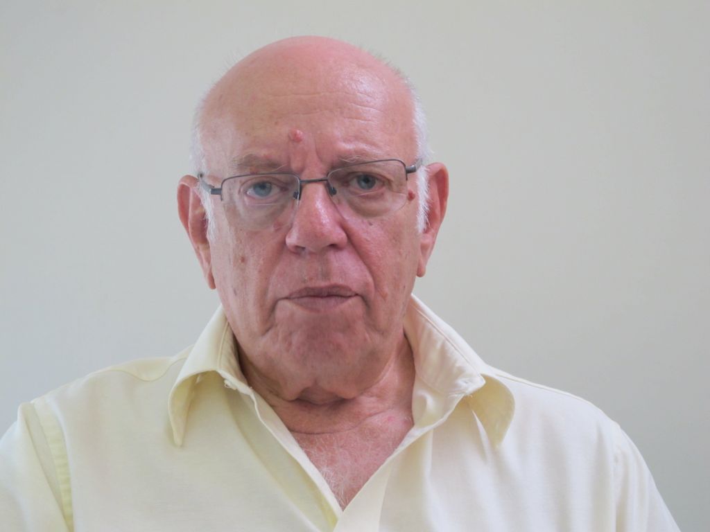 El Dr. Ephraim Asculai, preocupado