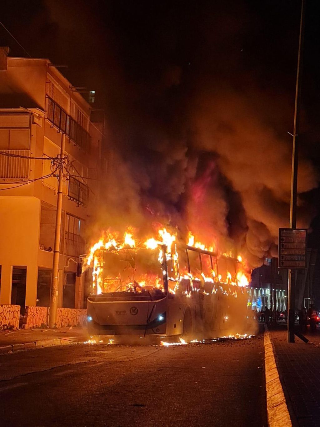 El ómnibus ardiendo en Bnei Brak