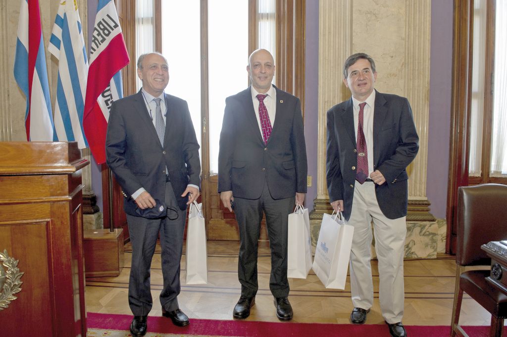 El Profesor Henry Cohen, el Profesor Rafael Radi y el Ingeniero Fernando Paganini , al salir de un homenaje que recibieron en el Parlamento