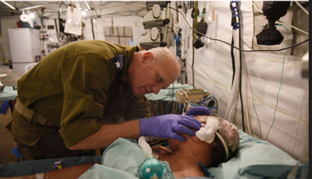 Como médico en la delegación del Frente de Defensa Civil de las Fuerzas de Defensa de Israel que viajó a ayudar a las víctimas del terremoto en Nepal, atendiendo a un herido en el hospital de campaña israelí (Foto: Dover Tzahal)