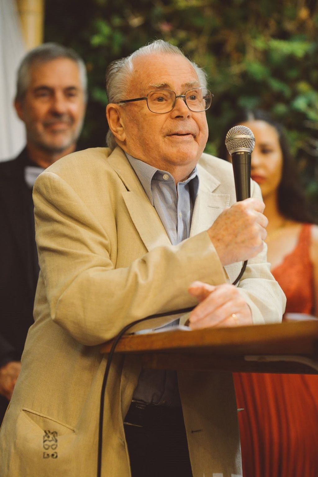 En el casamiento del nieto, contando sobre la simbólica coincidencia de fechas. Pronunció un emotivo discurso en hebreo.