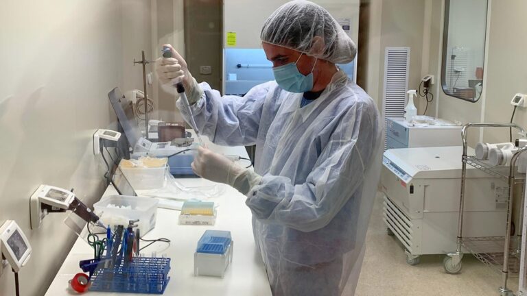 Trabajando en un laboratorio de Enlivex (Foto: cortesía de la compañía, tomada del portal Israel21C que publicó una nota tras los primeros experimentos del fármaco)