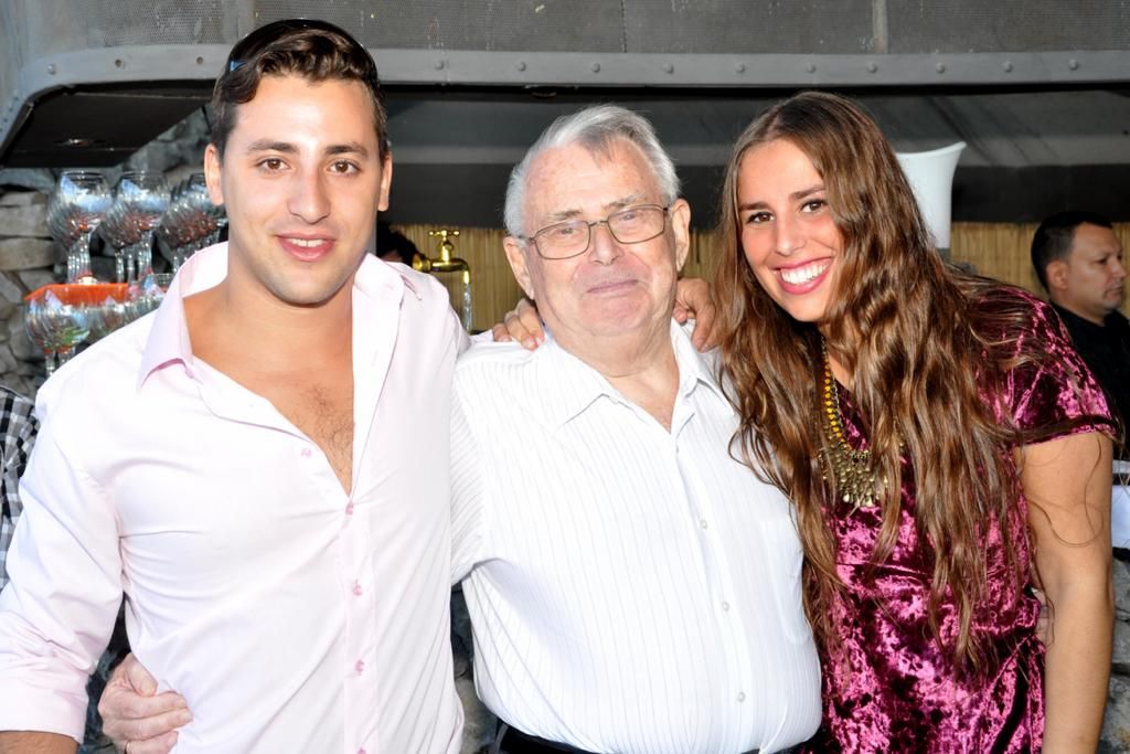 Alejandro con Heidi, su hija menor, y su hijo Gonzalo, uno de sus 5 nietos