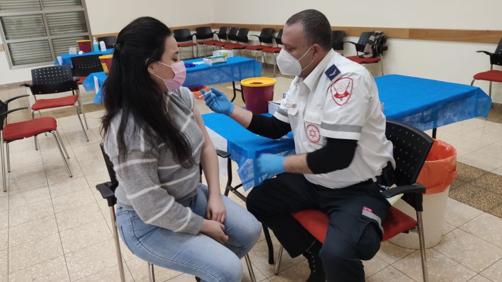 Una joven de 25 años vacunándose el jueves en el norte de Israel (Foto: Magen David Adom)