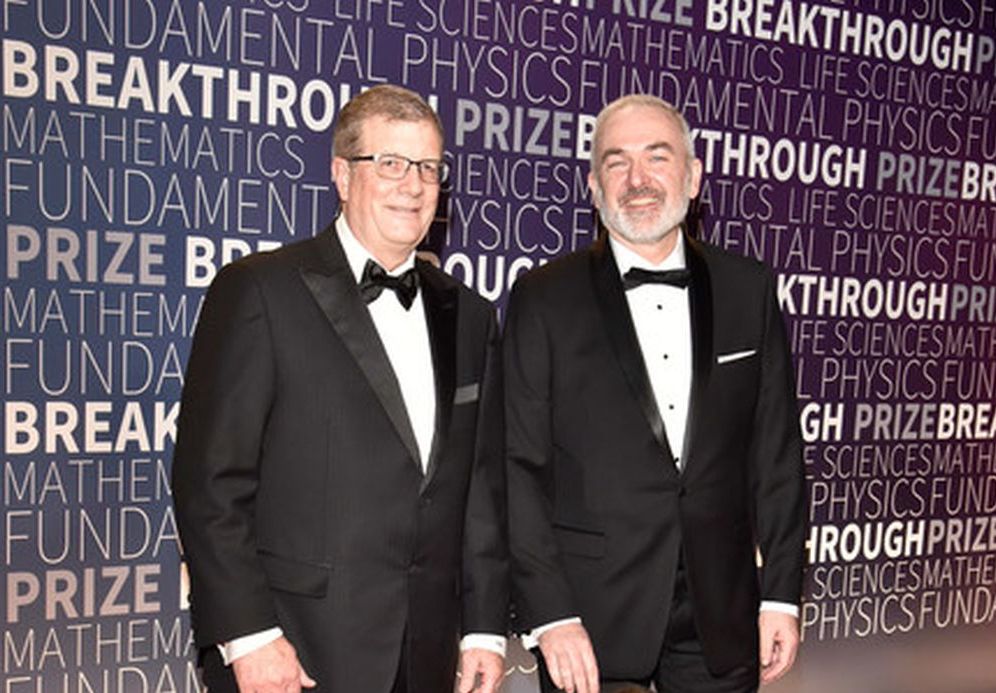 El Dr. Adrián Krainer (derecha) y su colega Dr. Frank Bennett, en la ceremonia de entrega de los premios “2019 Breakthrough Prize in Life Sciences”