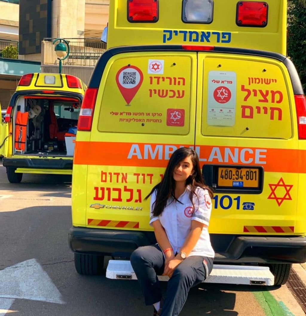 Baraah junto a una ambulancia de Magen David Adom
