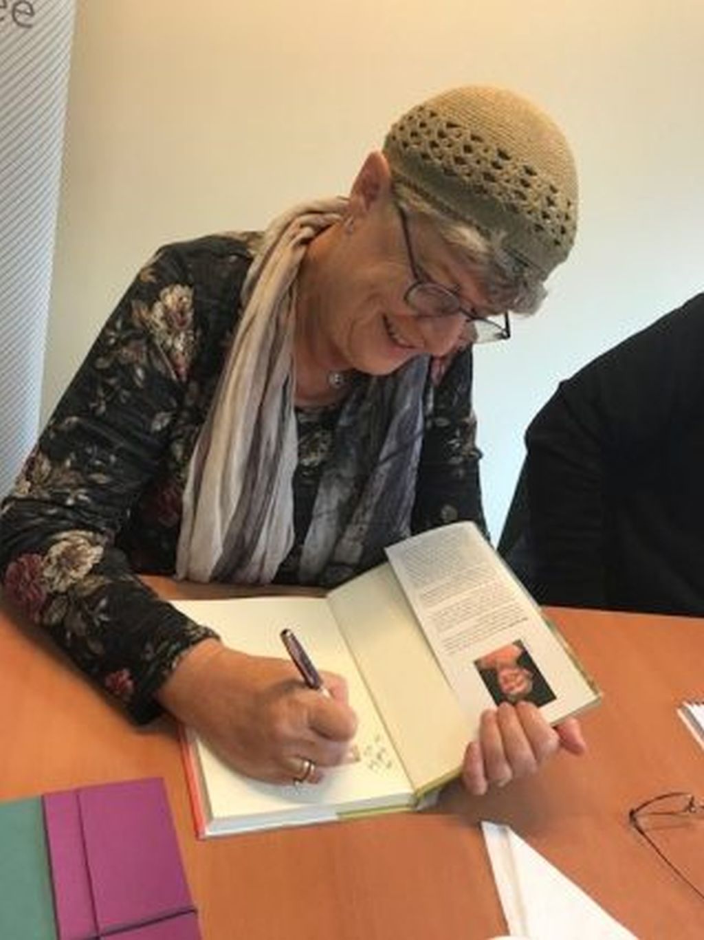 Firmando su libro