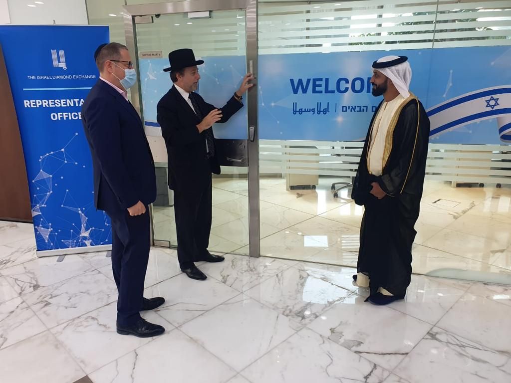 Junto a Ahmed Sultan bin Solayem, colocando la mezuzá en la sede local del Israel Diamonds Exchange en Dubai