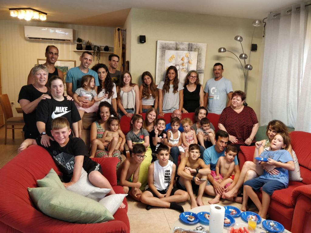 A Isaac no se lo ve claramente en la foto, por buenas razones. Está