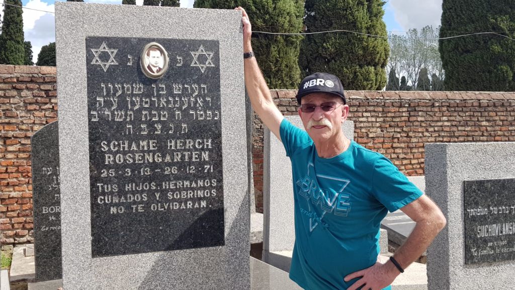 Junto a la tumba de su padre en La Paz