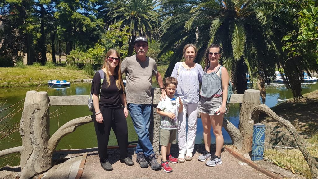 Con dos de sus hijas y su prima, en el Parque Rodó