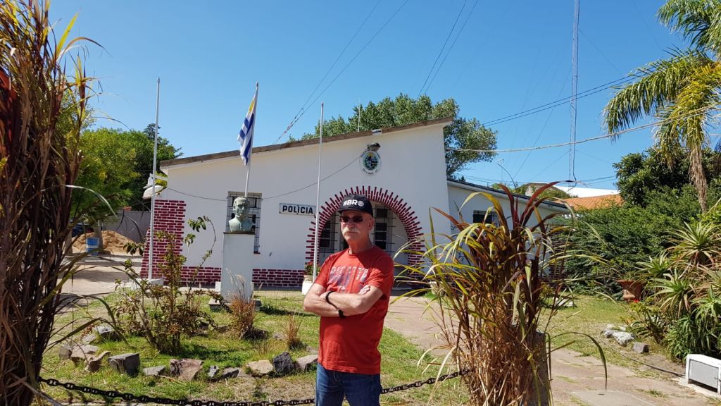 Frente a la Comisaría de Piriápolis