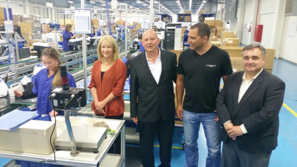Lalo Vilensky junto a la entonces Ministra de Industria, Energía y Mineria Ing Carolina Cosse, con . el entonces Embajador de Uruguay Néstor Alejandro Rosa y el Cónsul Giancarlo Ghibaudi, en el Parque Industrial Dalton.