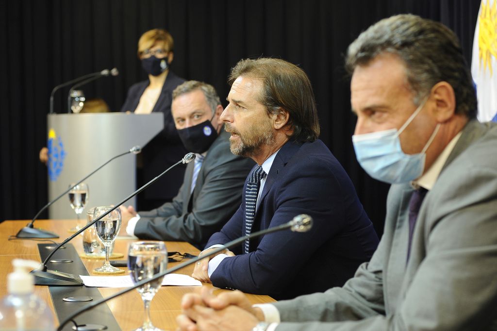 El Presidente de la República Luis Lacalle Pou en la rueda de prensa, junto al Secretario de Presidencia Álvaro Delgado y al Ministro de Salud Pública Daniel Salinas