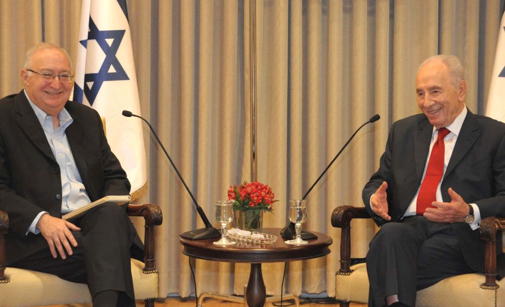 Con el entonces Presidente del Estado Shimon Peres (Foto: GPO)