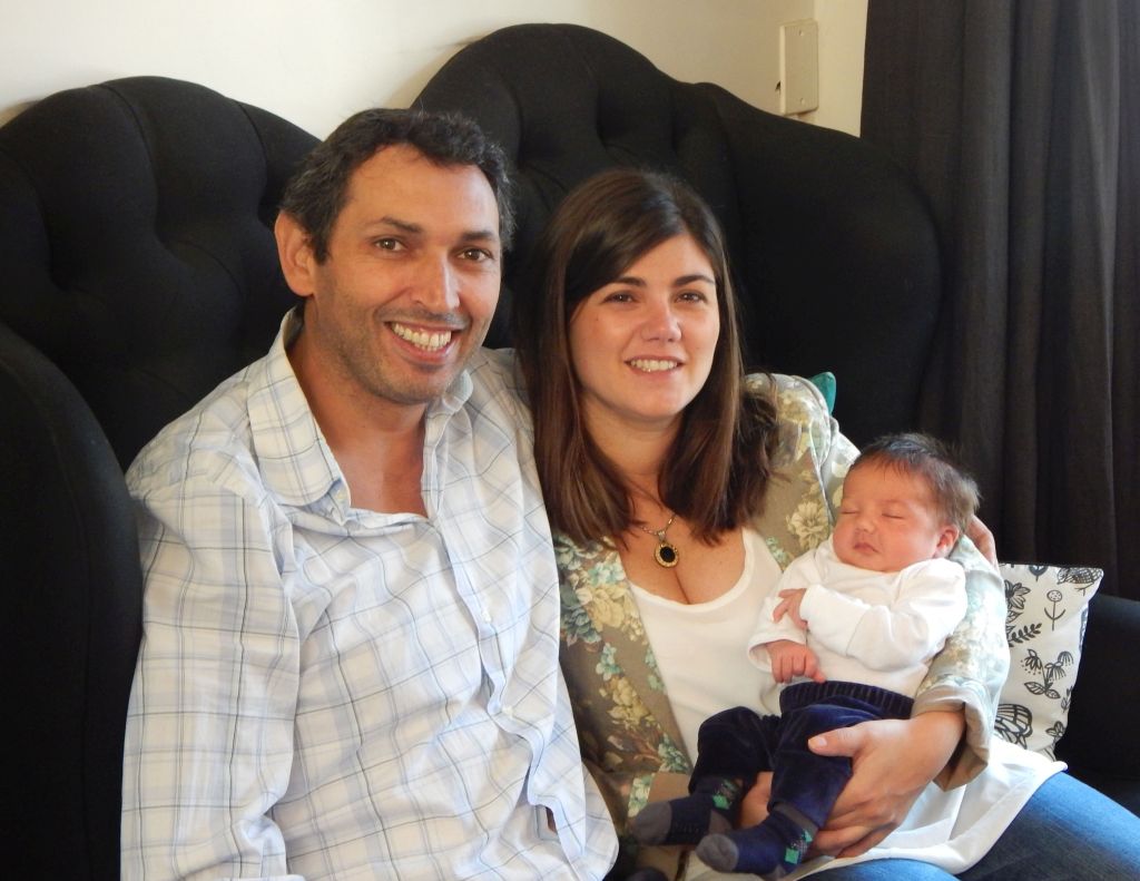 Andrés y Analía con su entonces recién nacido bebé, Felipe