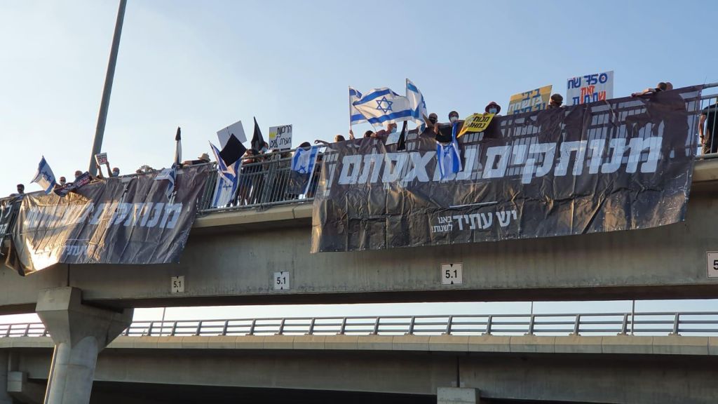 Protestando en los puentes, en las elecciones pasadas.