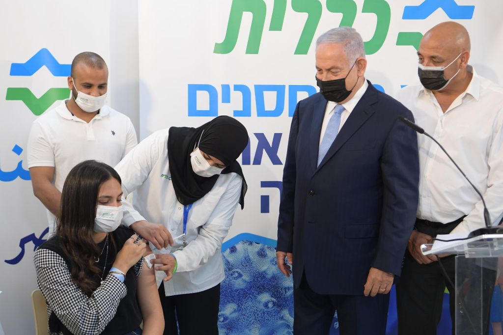 Netanyahu en un centro de vacunación en una de las localidades árabes de Israel (Foto: GPO)