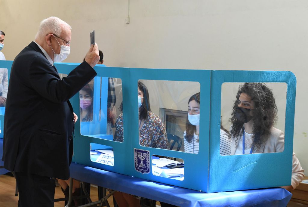 El Presidente presentando su cédula de identidad al ir a votar (Foto: Mark Neyman, GPO)