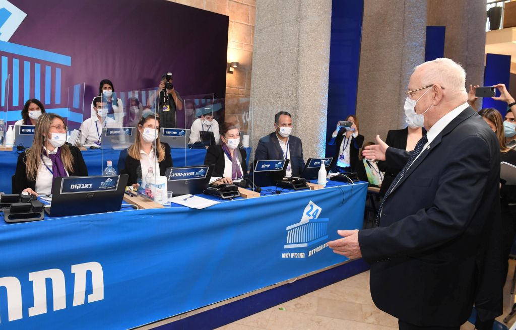 El Presidente con la Comisión Electoral Central (Foto: Mark Neyman, GPO)