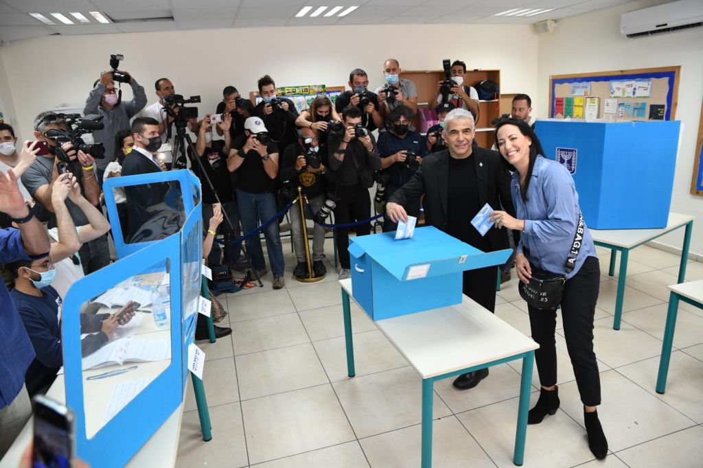 (Yair y Lihi Lapid votando. Foto: Elad Guttman, gentileza de Yesh Atid)
