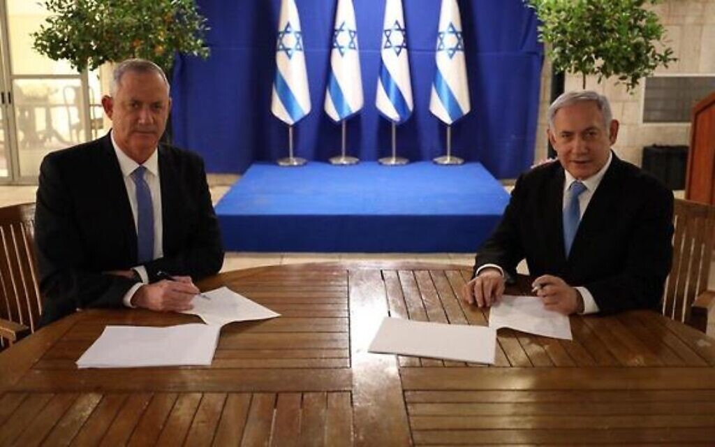 Netanyahu y Gantz firmando el acuerdo de coalición (Foto: GPO)