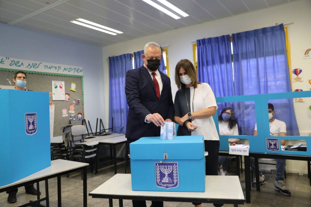 Beni Gantz y su esposa Revital, votando