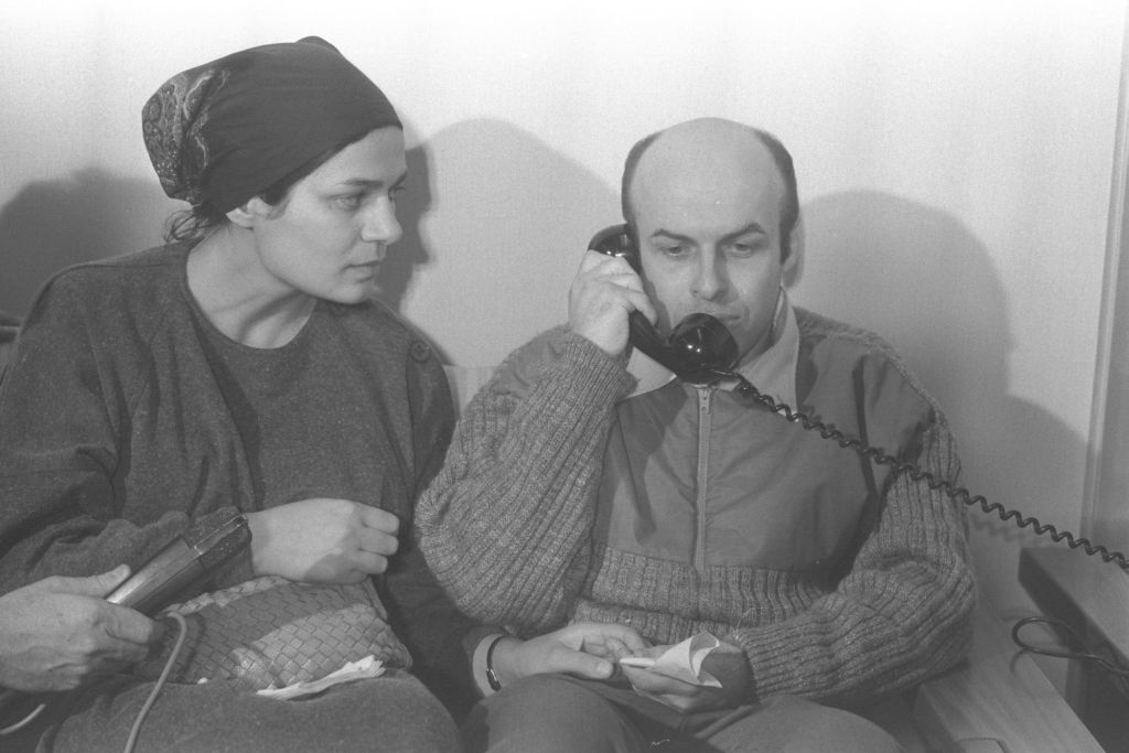 Sharansky y su esposa Avital, en la terminal del aeropuerto Ben Gurion al arribar a Israel el 11 de febrero de 1986, conversando con el Presidente de Estados Unidos Ronald Reagan para agradecerle sus esfuerzos por lograr su liberación (Foto: Harnik Nati, GPO)