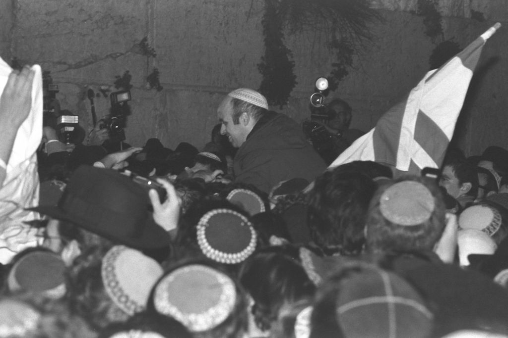 Alzado en andas al llegar al Muro de los Lamentos (Foto: Yaakov Saar, GPO)