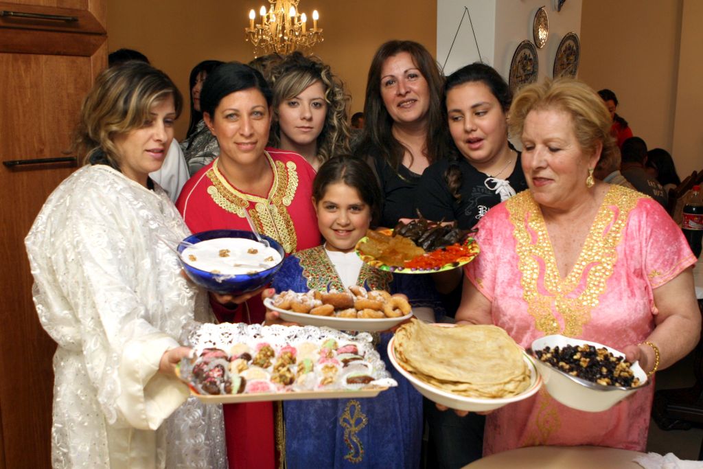 Las mofletas, la comida típica de la Mimuna, no apto para gente en dieta (Foto: Ariel Jerozolimski)