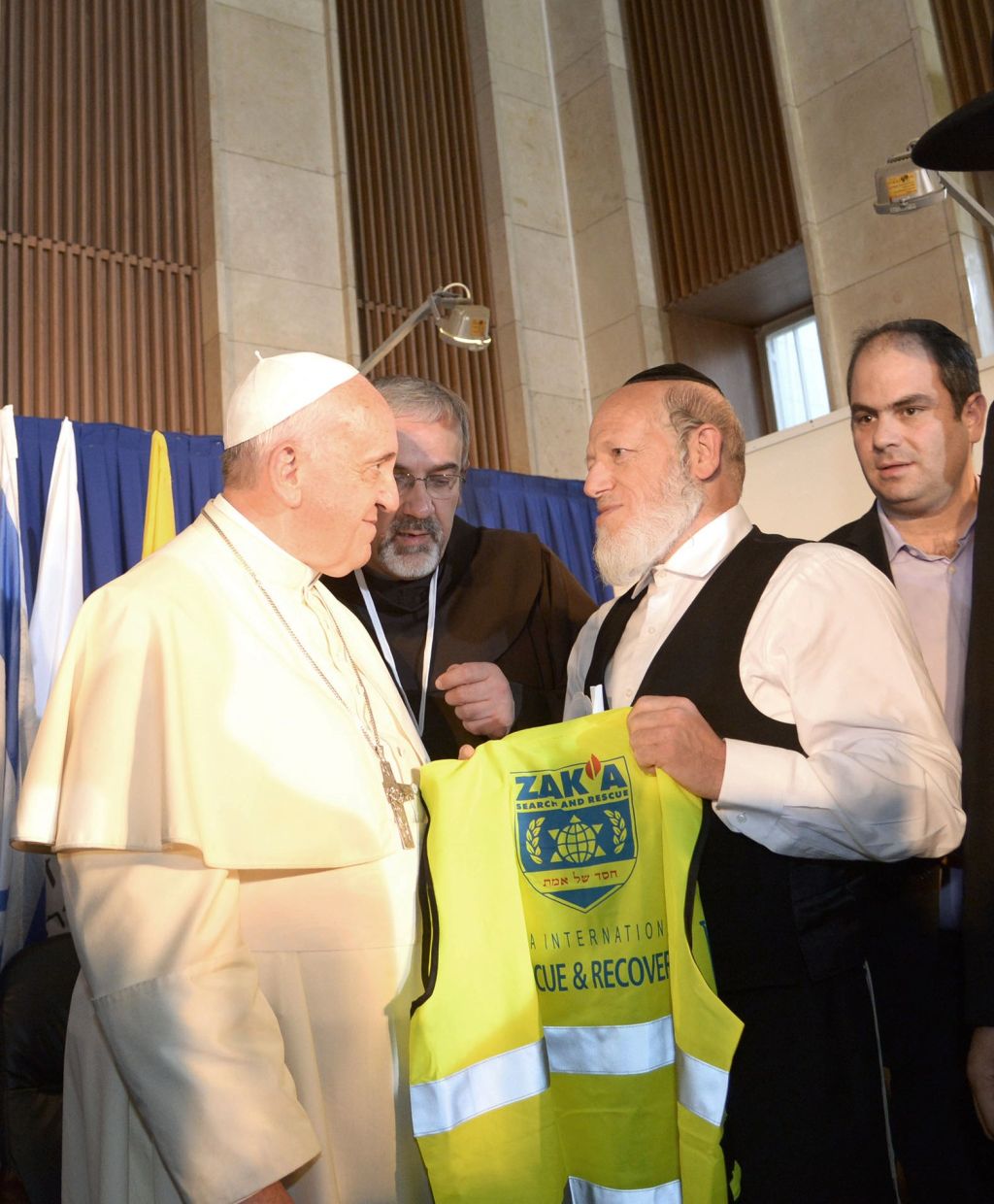 Entregando al Papa Francisco un chaleco de ZAKA durante su visita a Jerusalem en mayo 2015
