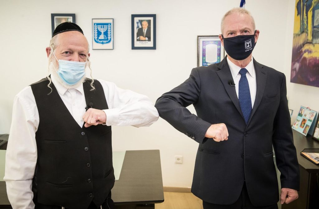 Con el Ministro de Educación Yoav Galant, cuando fue a notificarle que recibiría el Premio Israel