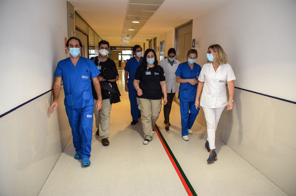 La enfermera experta de CTI Corona Moria Suliman y el Dr. Roni Ashkenazi, visitando el INOT, donde fueron recibidos por la directora Dra. Marianna Gilardoni, los coordinadores del CTI Dr. Álvaro Giordano, Dr. Nicolás Nin y el resto del equipo