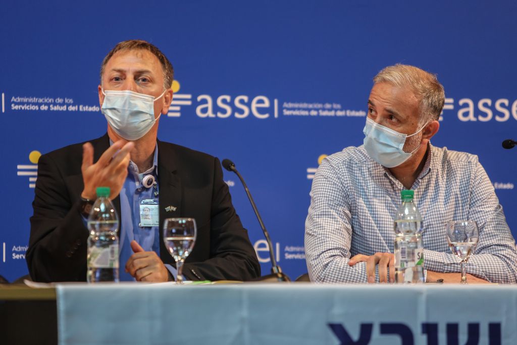 Amit Gutkind, jefe de la delegación, dirigiéndose a los presentes