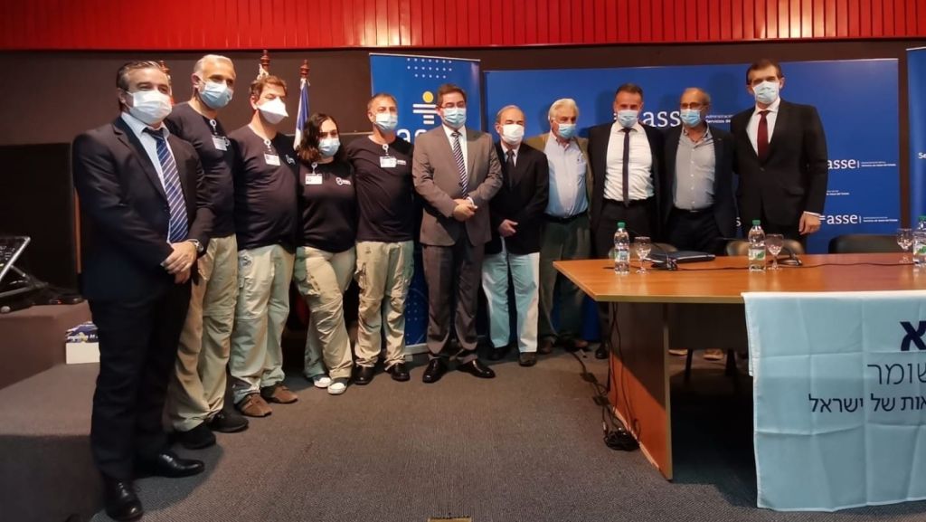 De izquierda a derecha: Dr. Marcelo Sosa, Vicepresidente de ASSE, la delegación israelí-Dr. Shay Suissa, Dr. Roni Eshkenazi, Moria Suliman y Amit Gutkind- Presidente de ASSE Dr. Leonardo Cipriani, Gerente General de ASSE Dr. Eduardo Henderson, Dr. Roberto Canessa, Ministro de Salud Pública Dr. Daniel Salinas, Gustavo Zerbino, Director del laboratorio Cibeles y Presidente de CEFA (Cámara de Especialidades Farmacéuticas y Afines) y Dr. Miguel Asqueta, Director General de la Salud del MSP