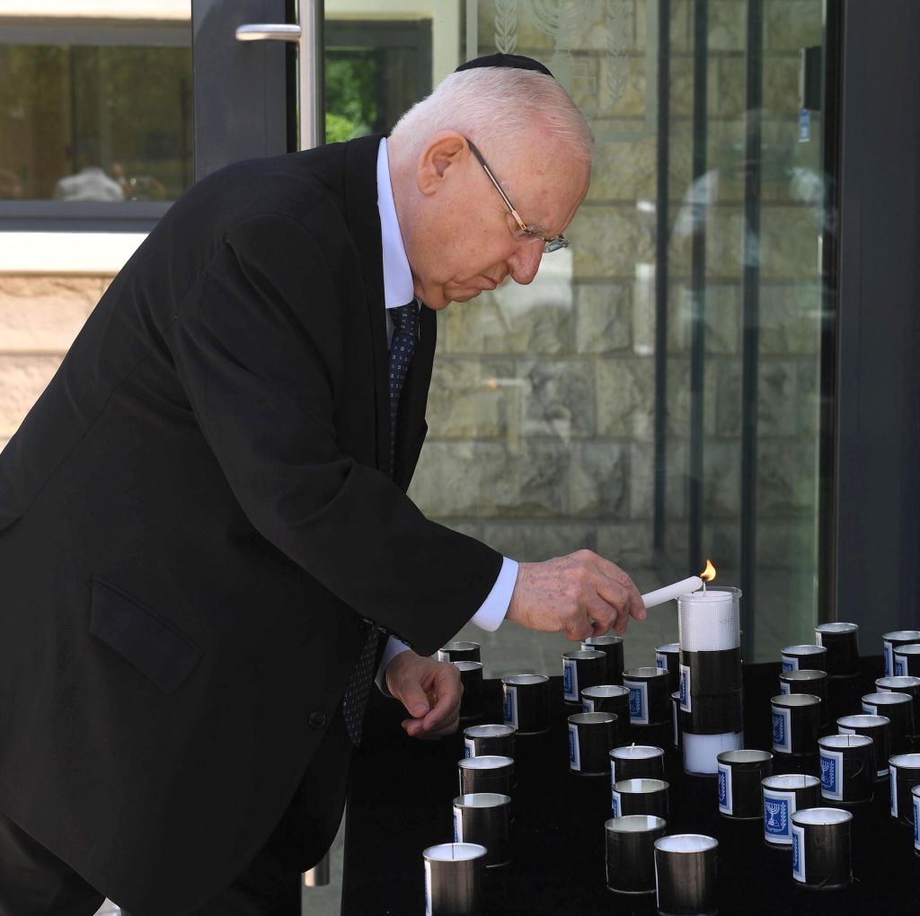 El Presidente de Israel Reuven Rivlin encendiendo velas recordatorias de las víctimas, en Beit HaNasi (Foto: GPO)