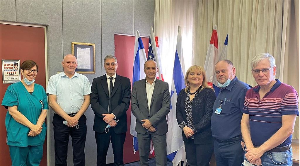 La enfermera Claudia Poggi, el Profesor Yoram Weiss, Francisco Tropepi – Canciller en la Embajada de Argetina en Israel, Jorge Diener, Prof. Sigal Sviri, Prof. Dror Mevorach y Prof. Yoseph Caraco
