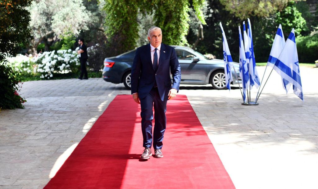 Yair Lapid en camino a recibir el mandato presidencial, en Beit HaNasí