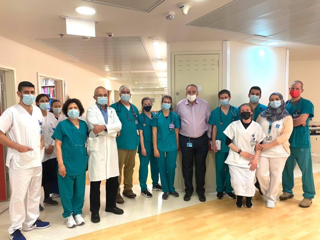 Rotshtein con médicos y enfermeros judíos y árabes en Hadassah