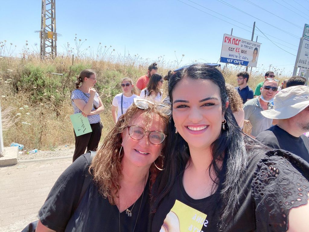 Milka con Ayad Mansur, encargada de un centro comunitario de la localidad árabe israelí de Tira
