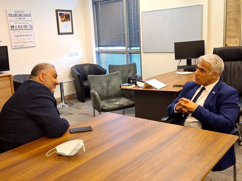 Yair Lapid con Mansur Abbas, jefe del partido islamista Raam