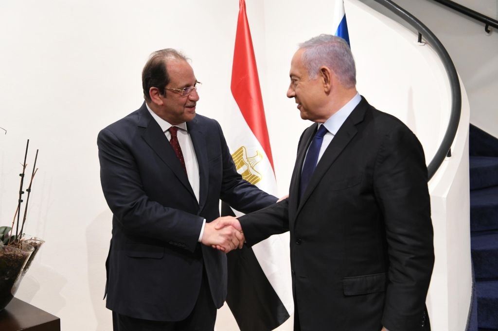 Abbas Kamel en Israel con el Premier Netanyau (Foto: GPO)