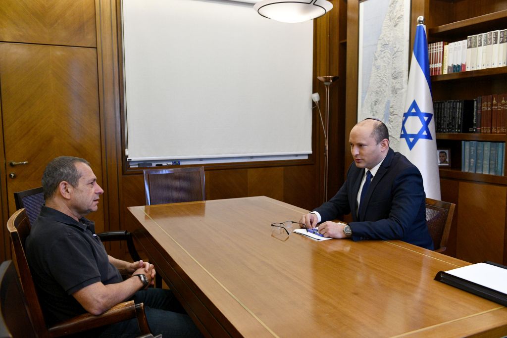 El Primer Ministro Naftali Bennet con Nadav Argaman (Foto: Haim Zach, GPO)