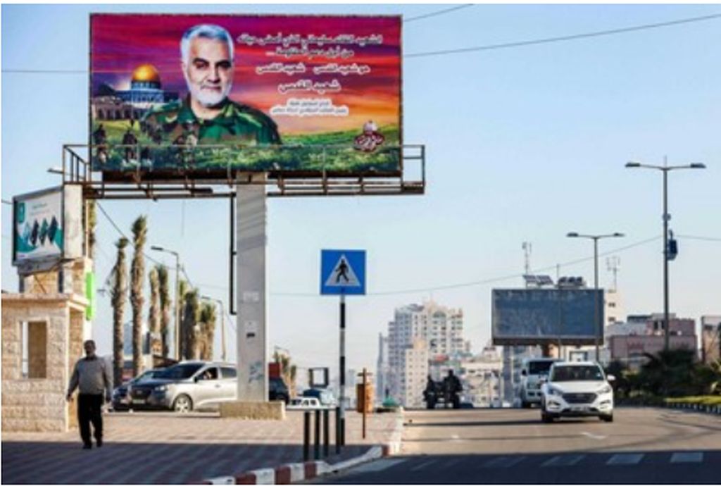 Valla publicitaria en Gaza presenta al comandante de las Fuerzas Qods iraní Qassem Soleimani como «mártir de Jerusalén» (Fuente: Manartv.com/lb, 2 de enero, 2021).