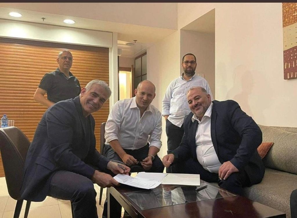 Bennett (en el medio) con Yair Lapid y Mansur Abbas, firmando el acuerdo básico de la formación del gobierno