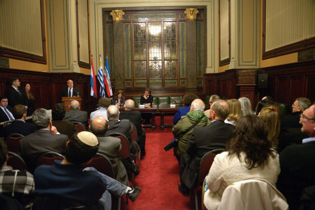 Ianai dirigiéndose a los presentes (Foto: Martín Cerchiari, Depto de Fotografía del Parlamento)